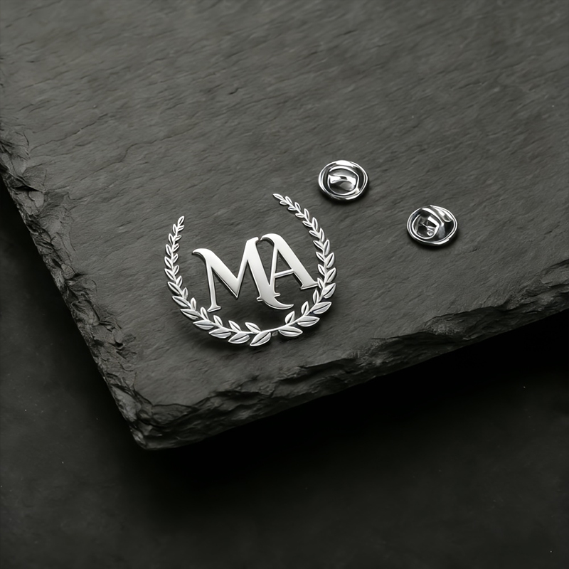 Brooch Pin Gold - เข็มกลัดทองคำรูปพวงหรีดตัวอักษรแบบกำหนดเอง เข็มกลัดโลโก้แบบกำหนดเอง เข็มกลัดตัวอักษรแบบส่วนตัว รูปพวงหรีดแนวนอน ตัวอักษรสองตัว สำหรับผู้ชายและผู้หญิง
