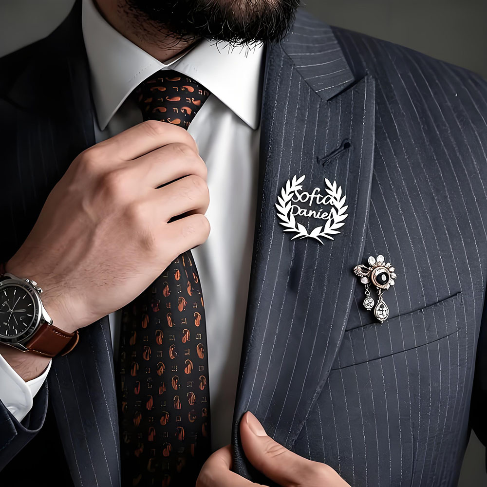Brooch Pin Gold - เข็มกลัดติดเสื้อรูปพวงหรีดดอกลอเรลแบบกำหนดเอง ชื่อคู่แบบเขียนลายมือ ชื่อสองชื่อแบบกำหนดเอง ชุบทอง 18K ทำจากสแตนเลสสตีล
